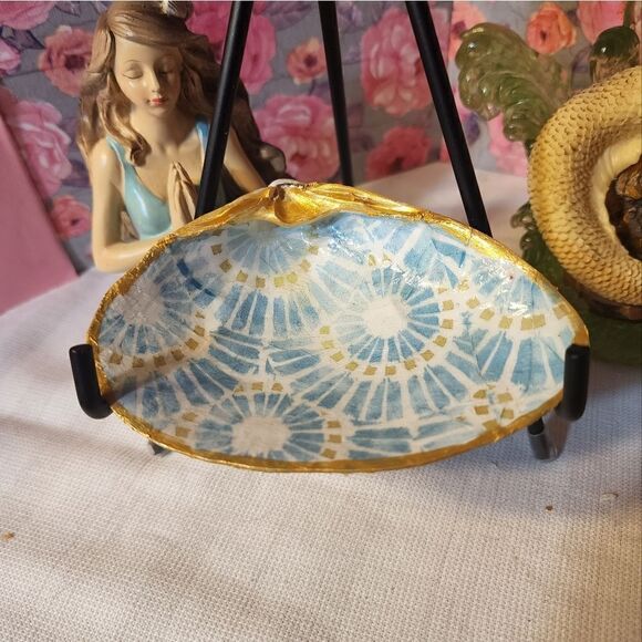 Other - DECOUPAGE BLUE CIRCLES CLAM SHELL